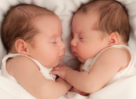 manage sleep schedule of twin babies