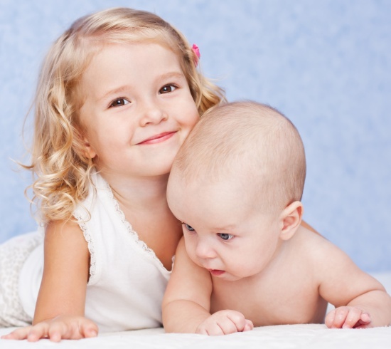 help toddlers bond with new baby siblings